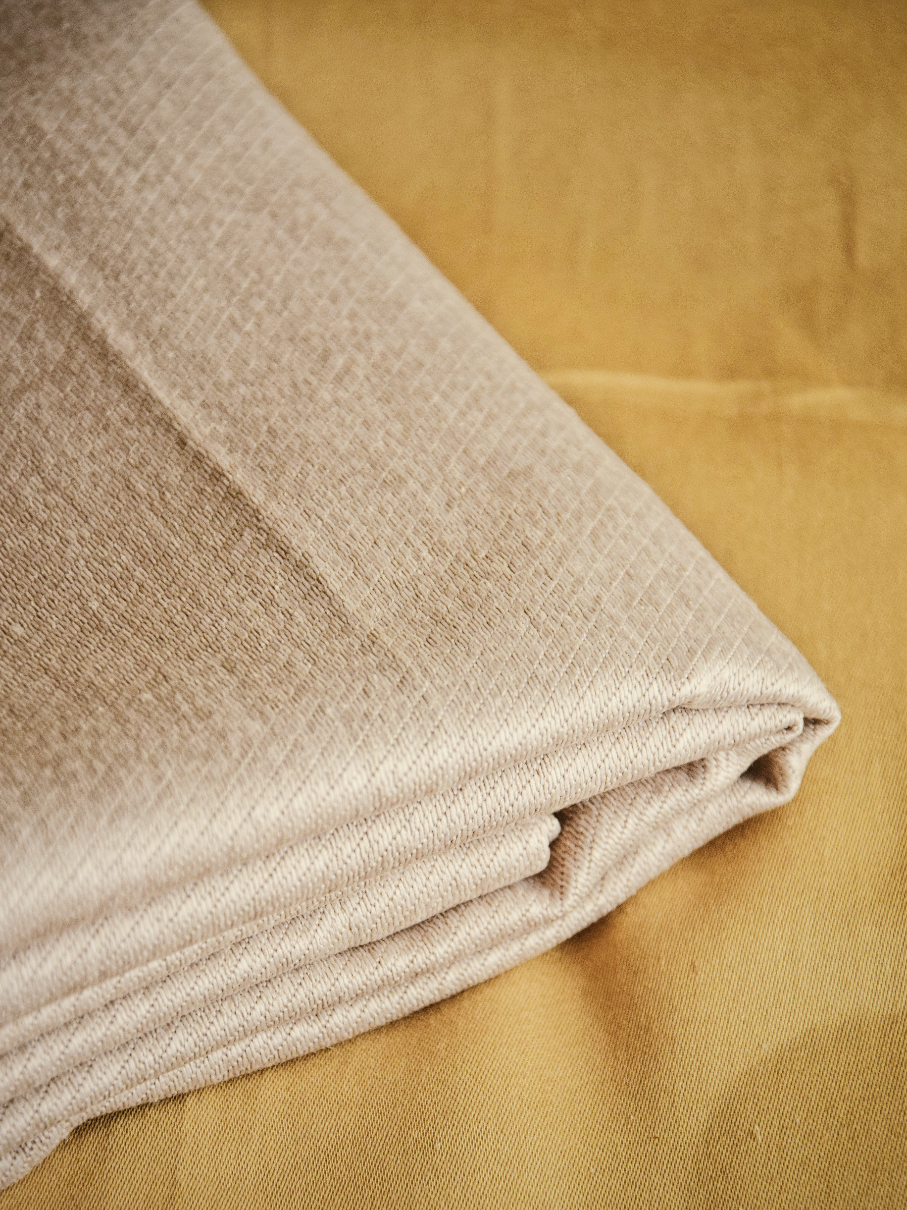 Jeté de lit en gabardine de soie beige plié, Brume des montagnes