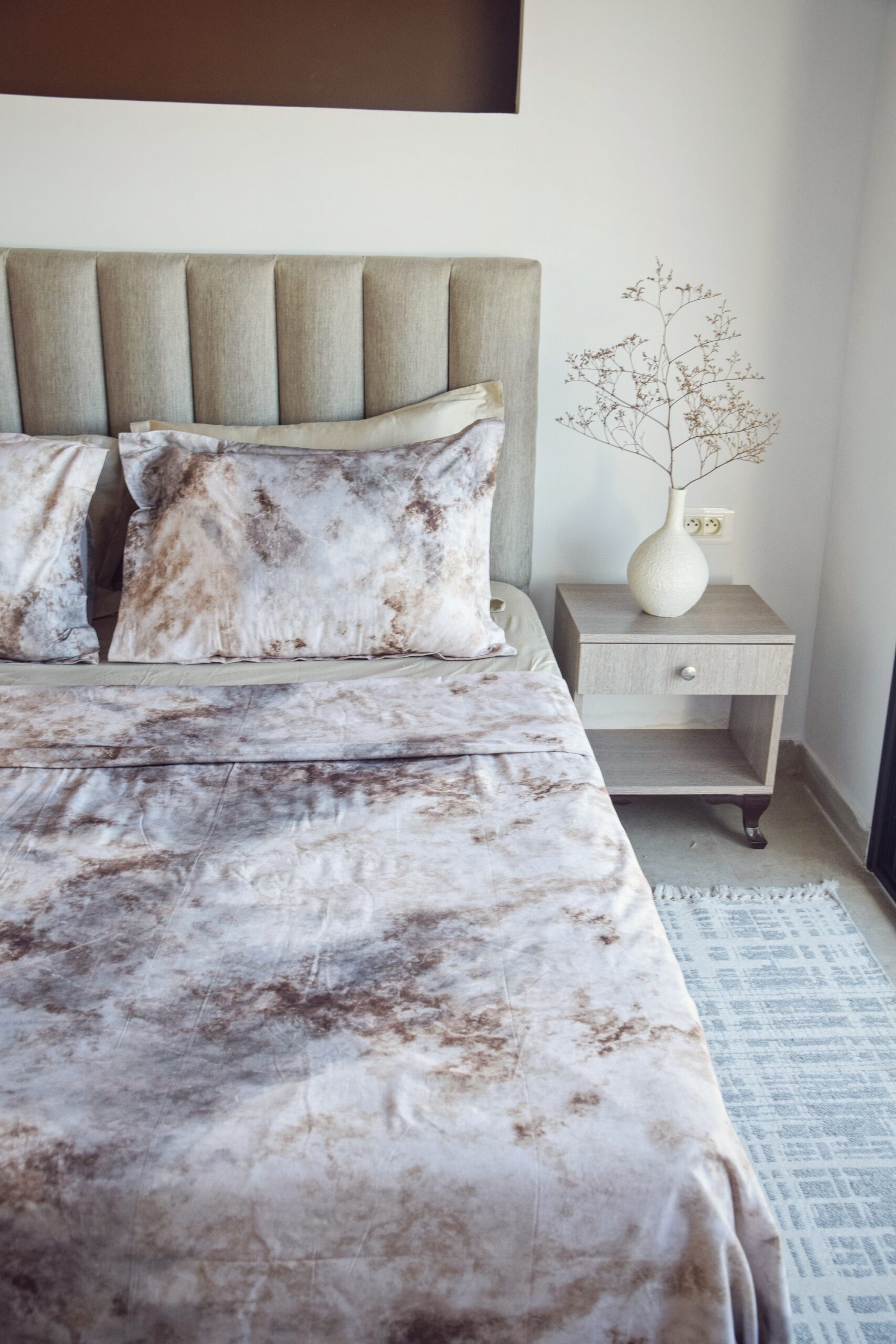 Parure de lit en satin de coton effet marbré brun et beige sur lit double