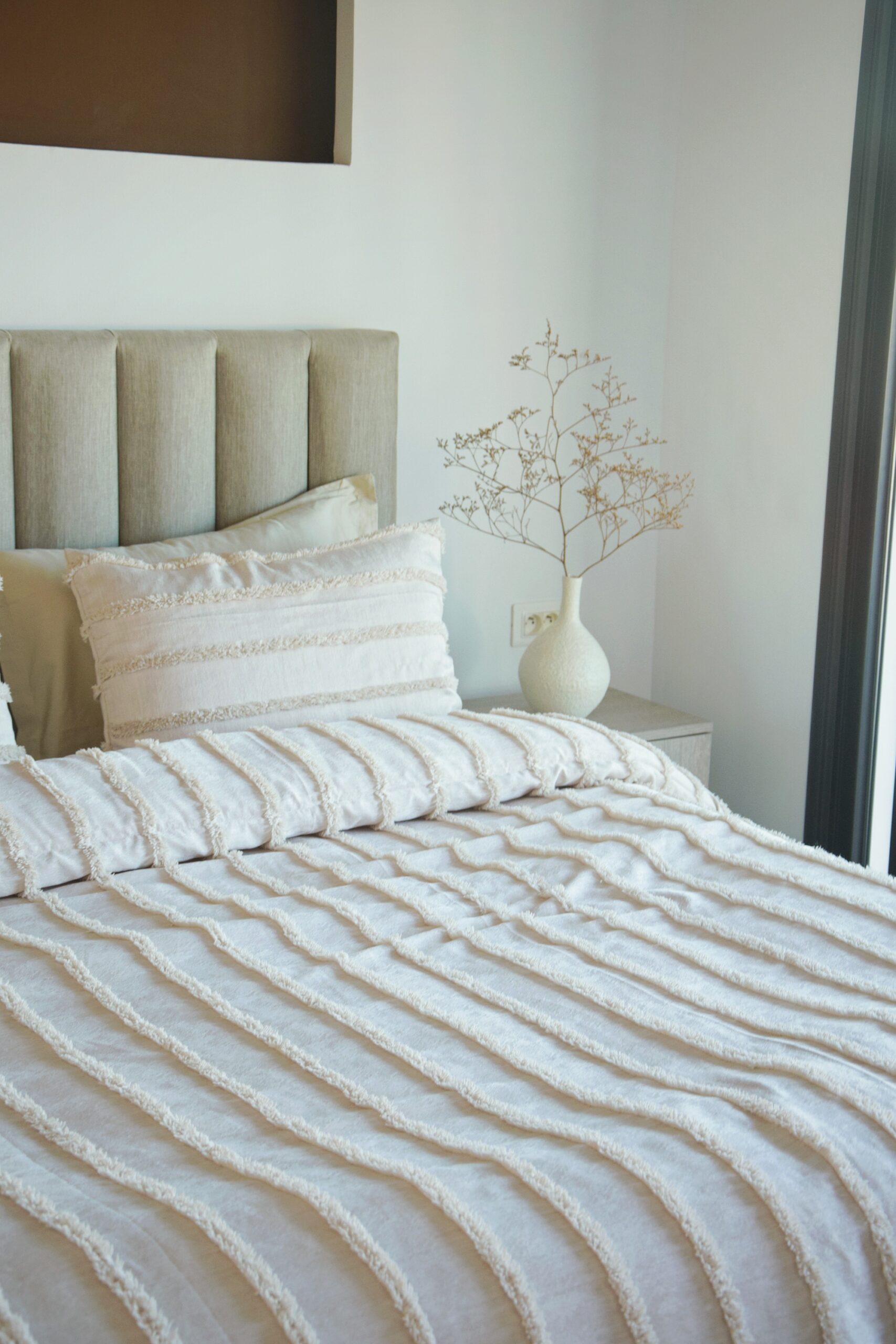 Couvre-lit blanc texturé à franges avec taies d'oreiller assorties sur lit