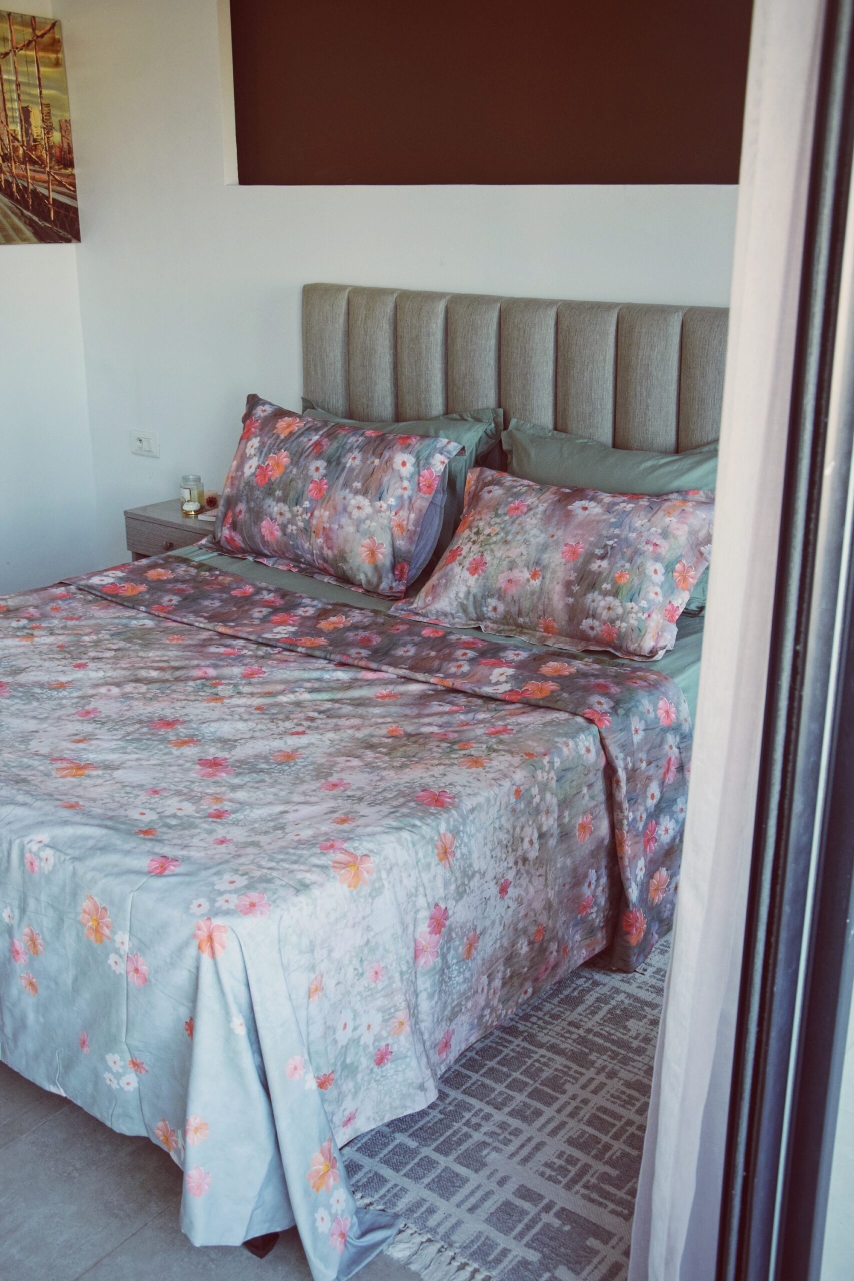 Parure de lit en satin de coton motif floral rose et gris sur lit double