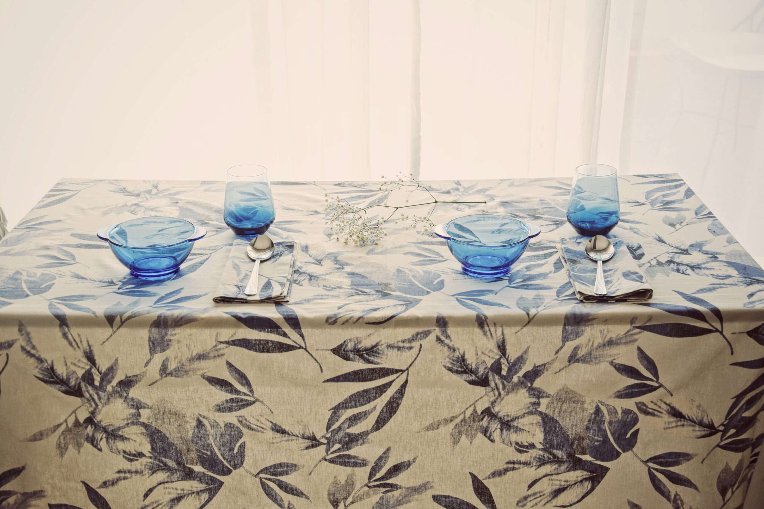 Nappe Champs d'Azur avec motif floral bleu et 6 serviettes de table assorties, dressée avec verres et bols bleus