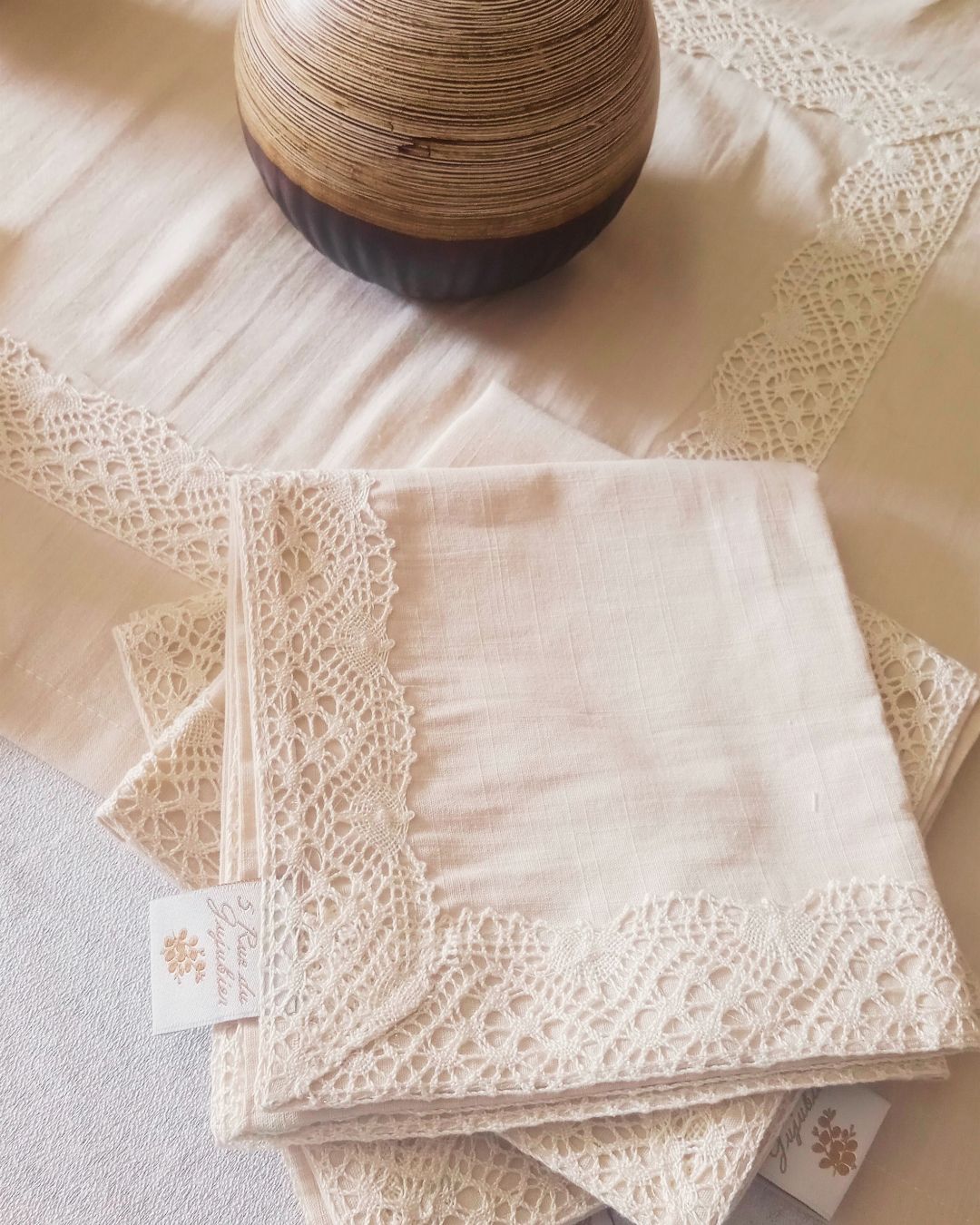 "Fil de charme": Ensemble de chemin de table et 6 serviettes de thé – Image 3