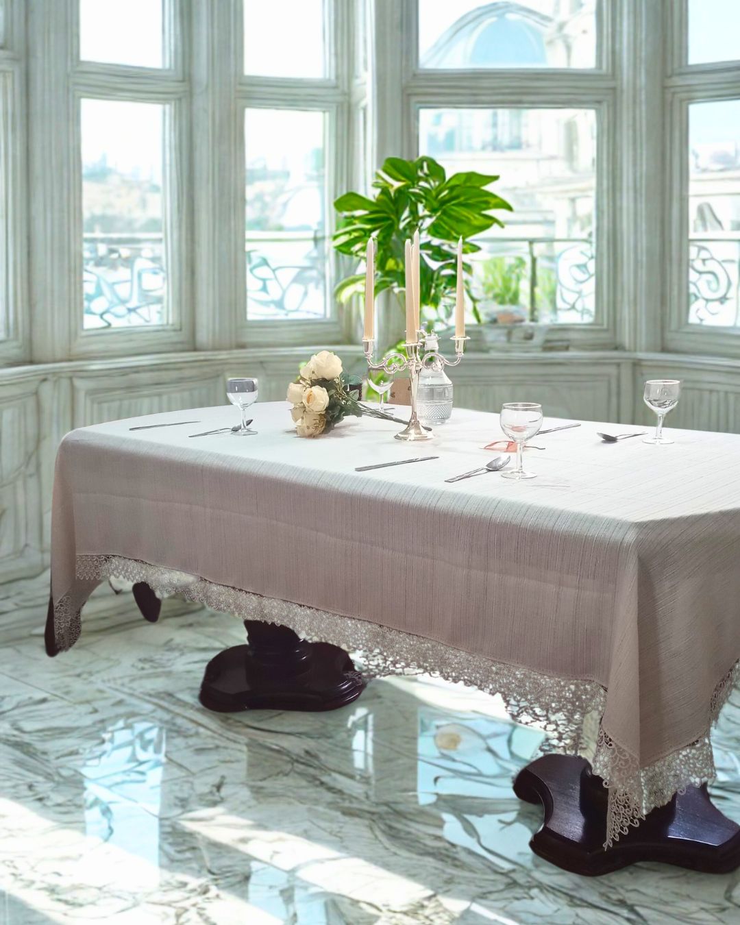 Nappe en lin naturel avec bordure en guipure sur table dressée, véranda lumineuse