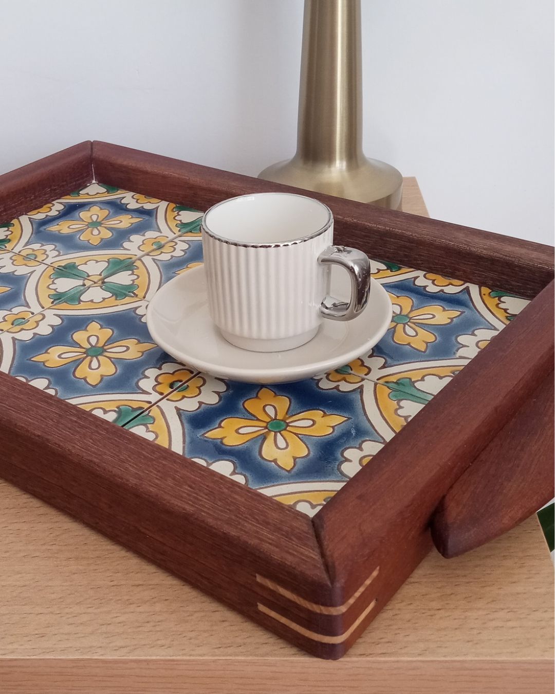 Plateau à servir en bois d'acajou avec fond en carreaux bleu et jaune, tasse à café