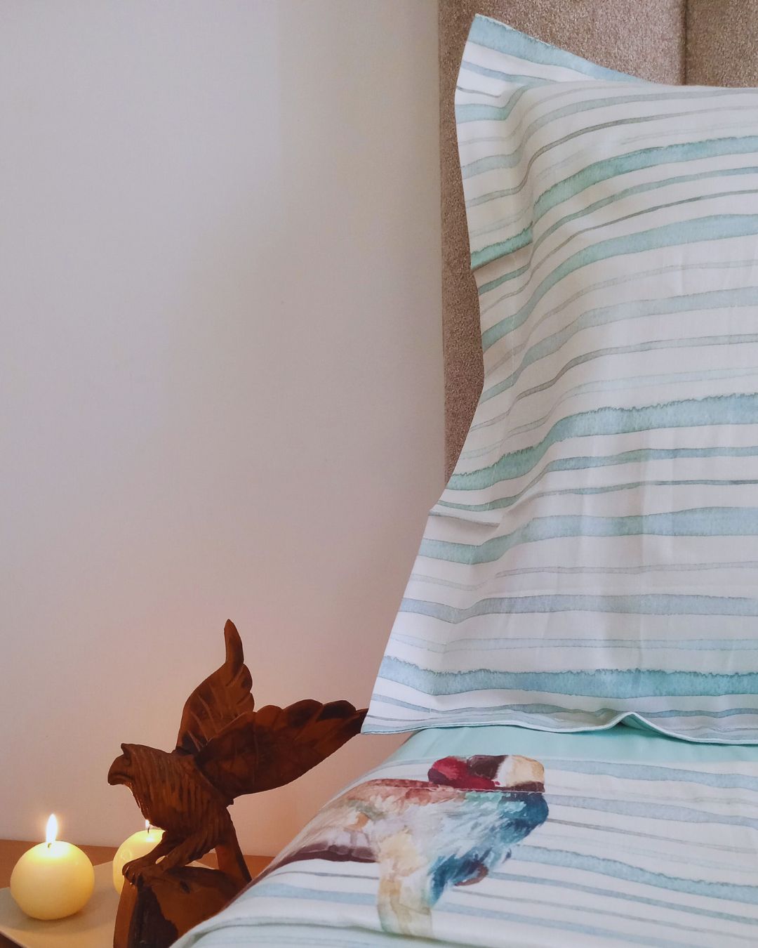Parure de lit en satin de coton à rayures aquarelle bleu-vert, ambiance chambre cosy